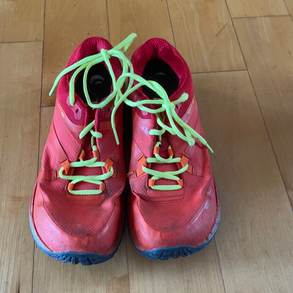 Topo sneakers size 10